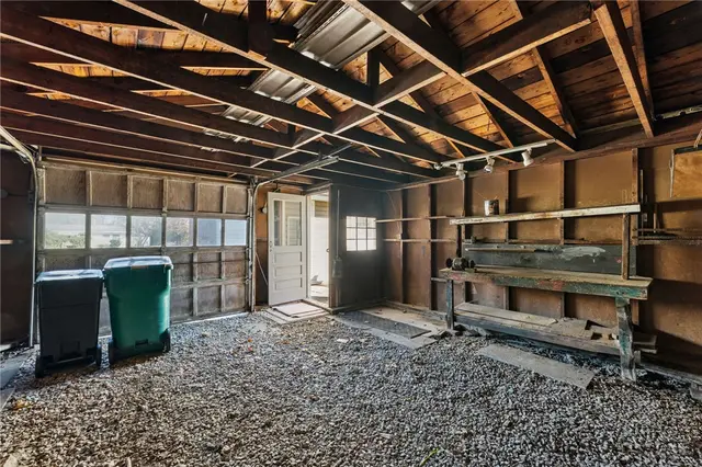 2584 Hampton Avenue gallery image 17