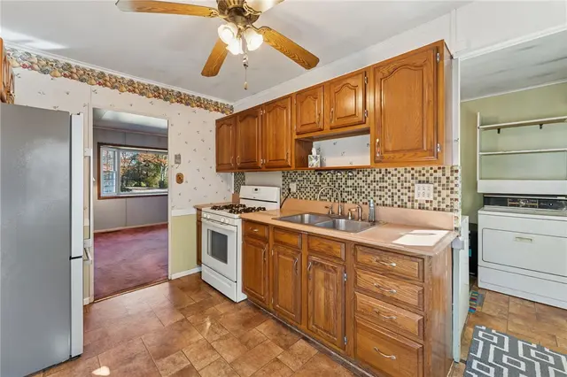 2584 Hampton Avenue gallery image 21