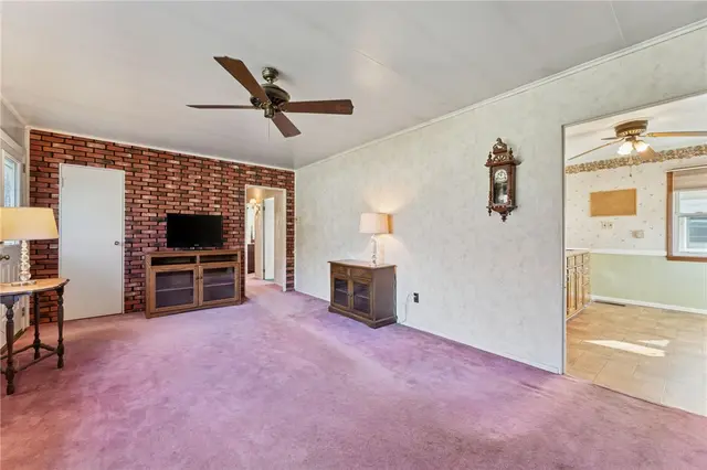 2584 Hampton Avenue gallery image 24