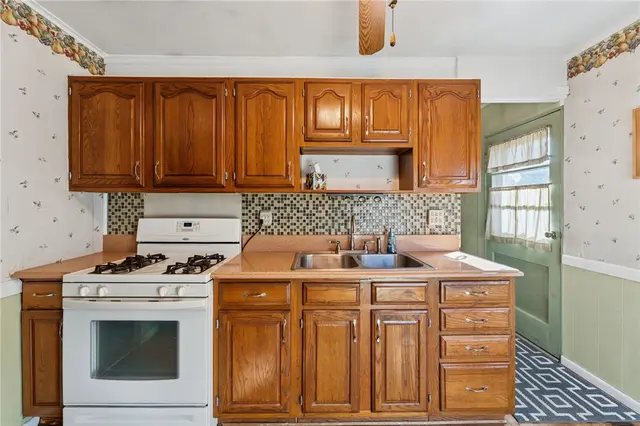 2584 Hampton Avenue gallery image 27