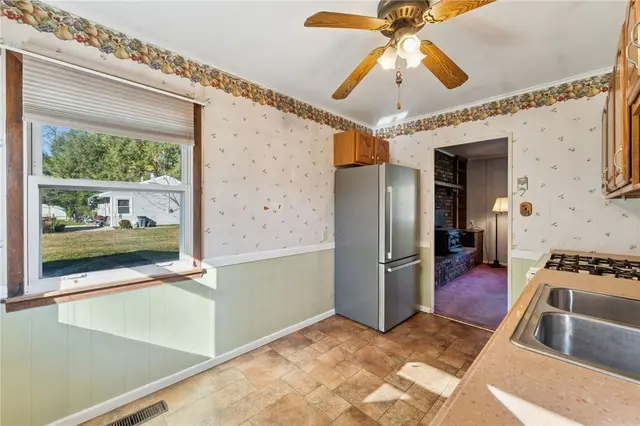 2584 Hampton Avenue gallery image 29