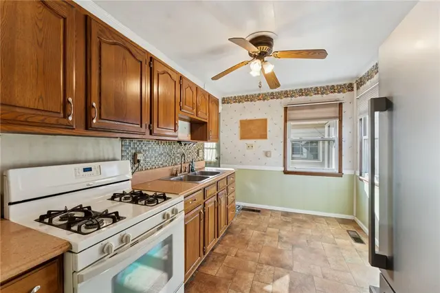2584 Hampton Avenue gallery image 31