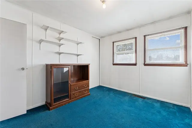 2584 Hampton Avenue gallery image 32