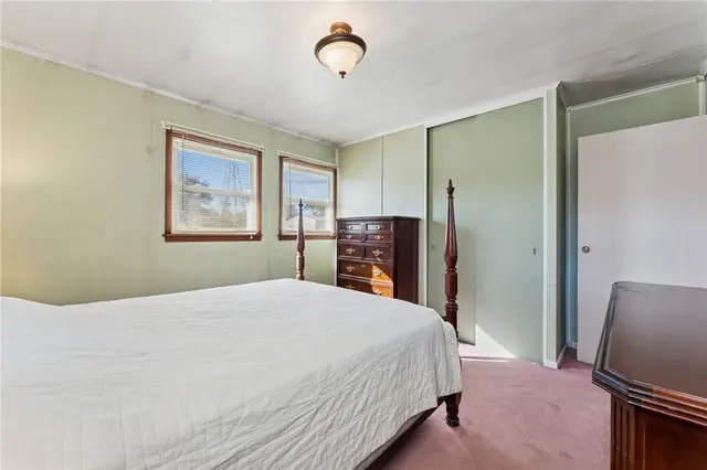 2584 Hampton Avenue gallery image 33