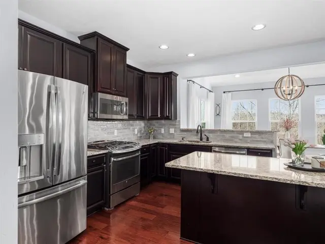 260 Buckingham Dr gallery image 6