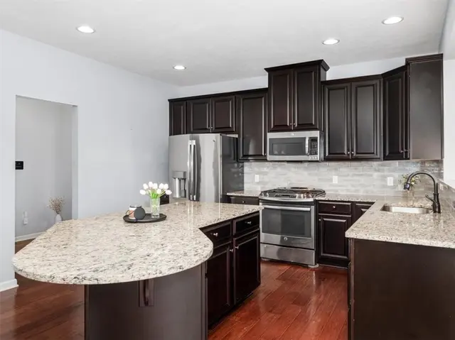 260 Buckingham Dr gallery image 8