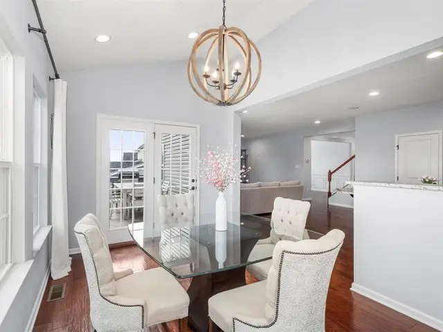 260 Buckingham Dr gallery image 16