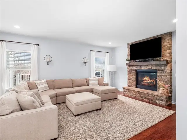 260 Buckingham Dr gallery image 17