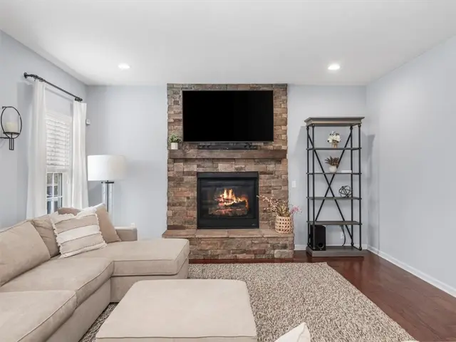 260 Buckingham Dr gallery image 18