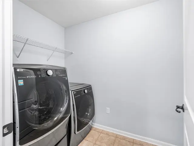 260 Buckingham Dr gallery image 26
