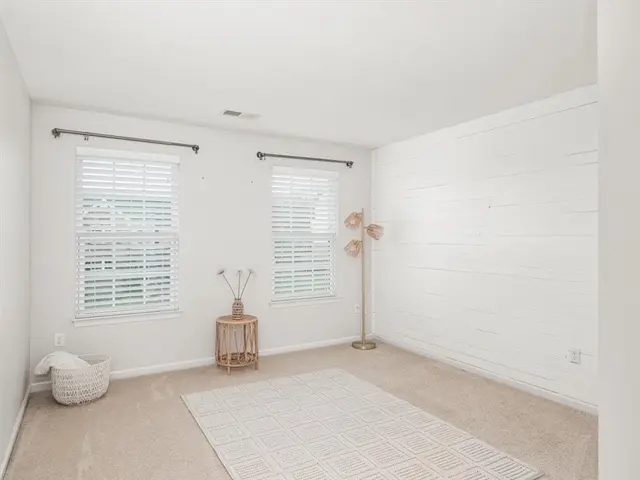 260 Buckingham Dr gallery image 28