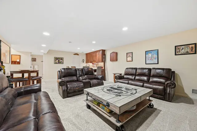 2608 Carriage House Drive gallery image 33
