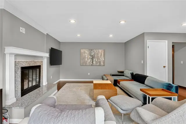 2621 Lansdale Dr gallery image 11