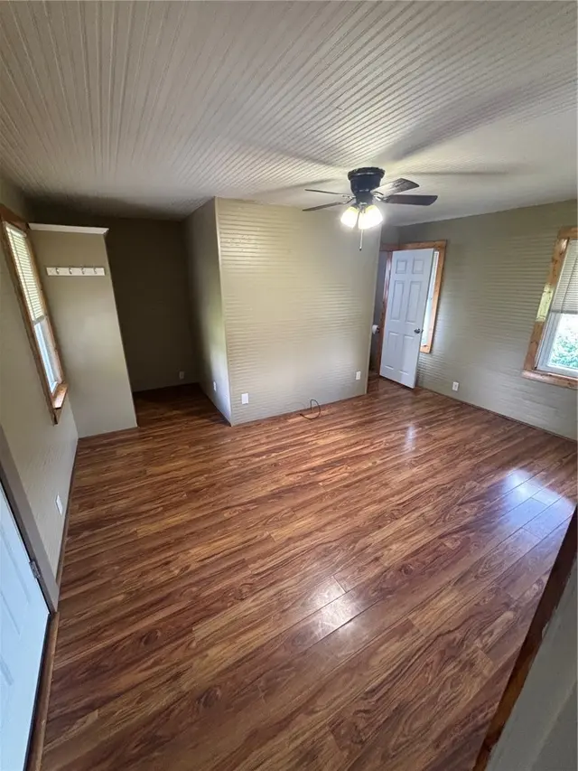 2622 Jordan Avenue gallery image 3