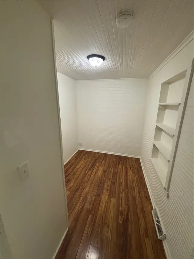 2622 Jordan Avenue gallery image 11