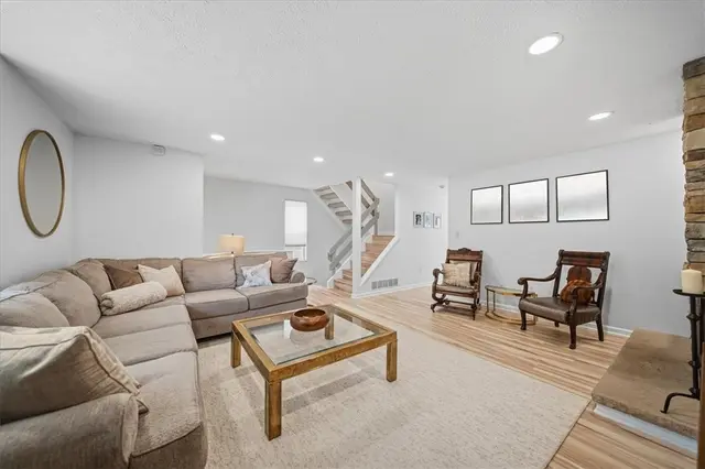 2631 Hunters Point Dr gallery image 3