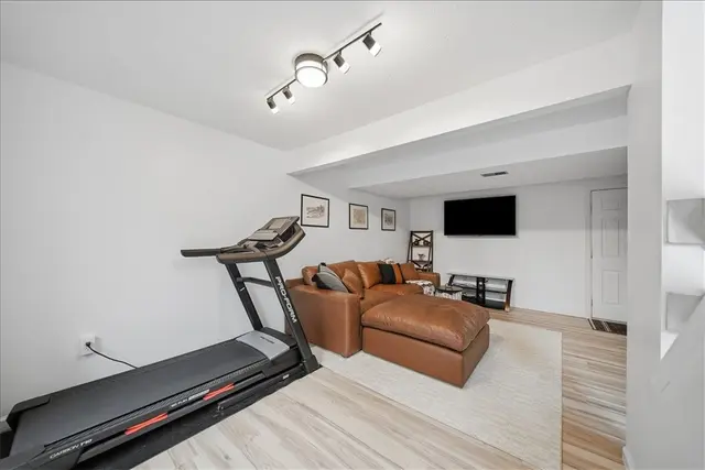 2631 Hunters Point Dr gallery image 9