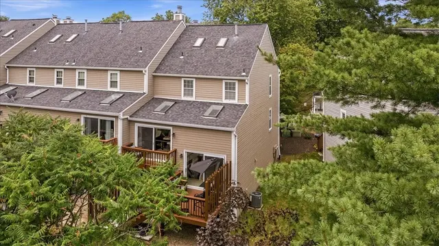 2631 Hunters Point Dr gallery image 16