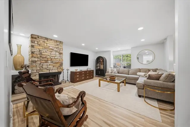 2631 Hunters Point Dr gallery image 23