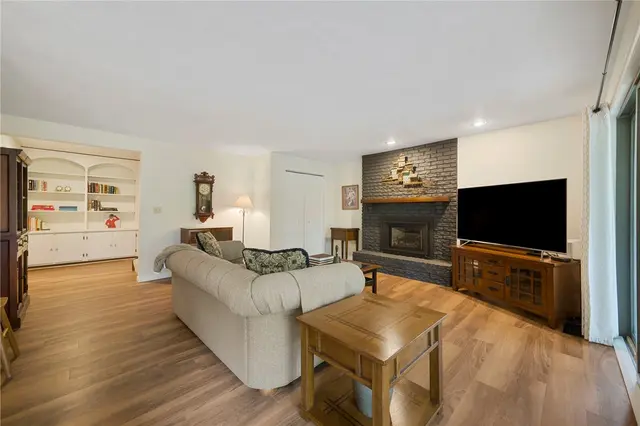 2638 Woodmont Ln gallery image 3