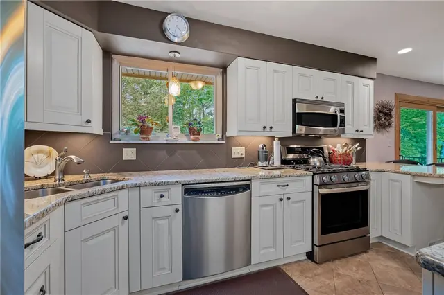 2666 Pointview Drive gallery image 16