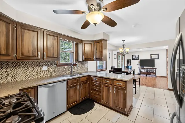 269 Kinvara Drive gallery image 16