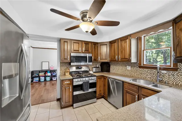 269 Kinvara Drive gallery image 31