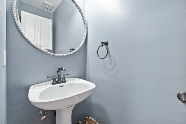 2708 Hunters Point Dr gallery image 3