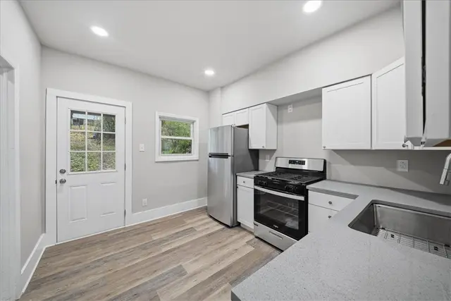 2728 Glen Mawr St gallery image 4