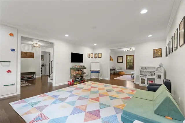 2752 SHAMROCK gallery image 38