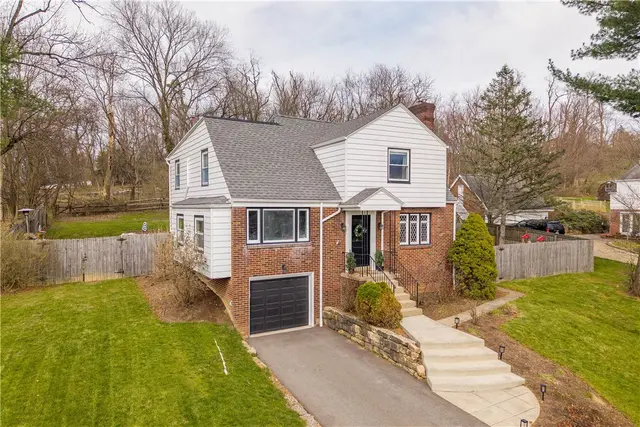 2825 Anderson Dr gallery image 3