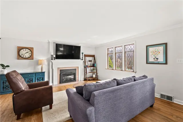 2825 Anderson Dr gallery image 5