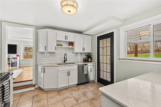 2825 Anderson Dr gallery image 9