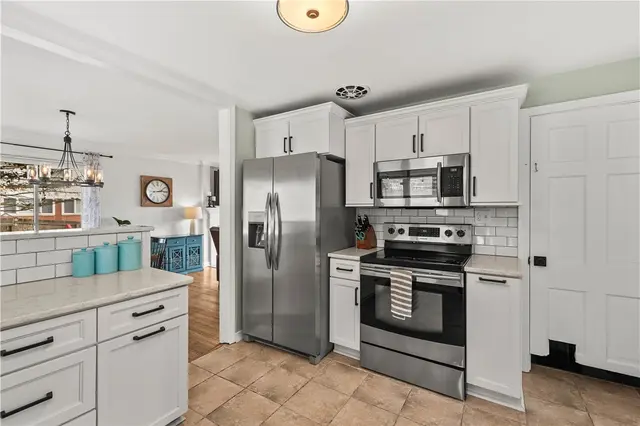 2825 Anderson Dr gallery image 11