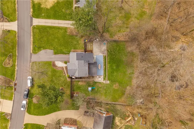 2825 Anderson Dr gallery image 36