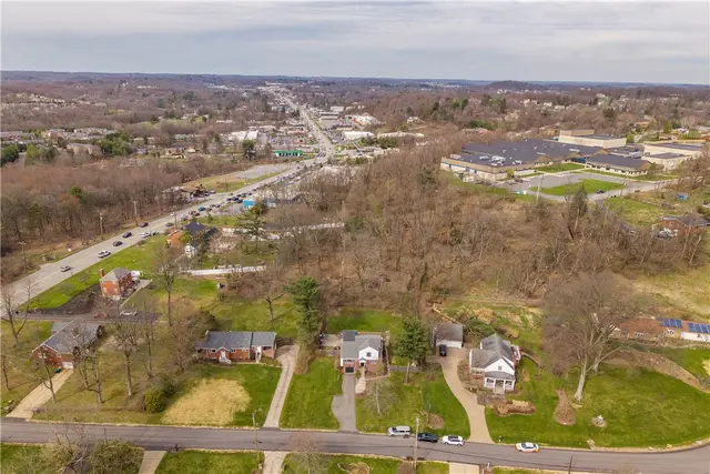 2825 Anderson Dr gallery image 37