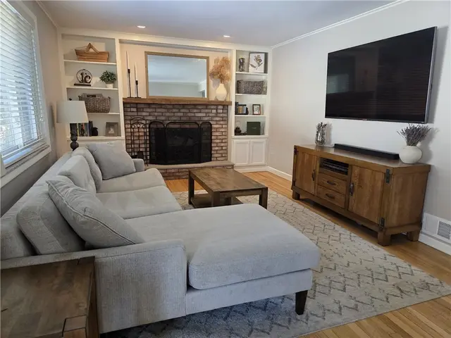 2847 Shamrock Dr gallery image 3