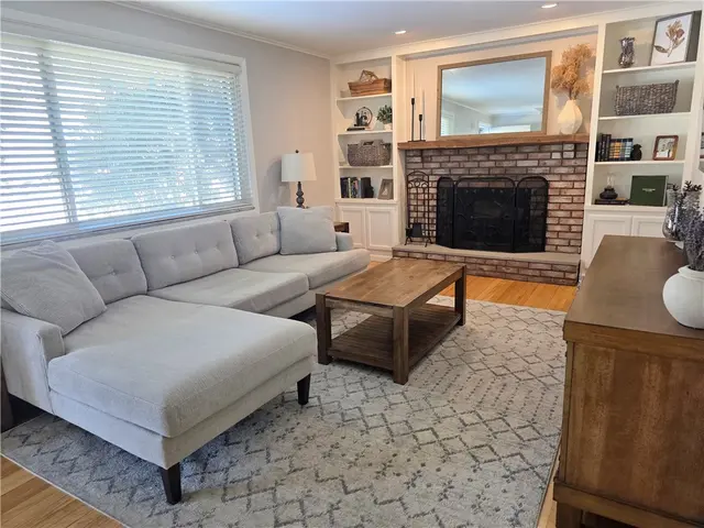 2847 Shamrock Dr gallery image 4