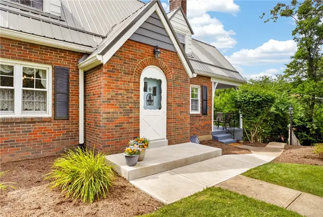 2848 Anderson Dr gallery image 3