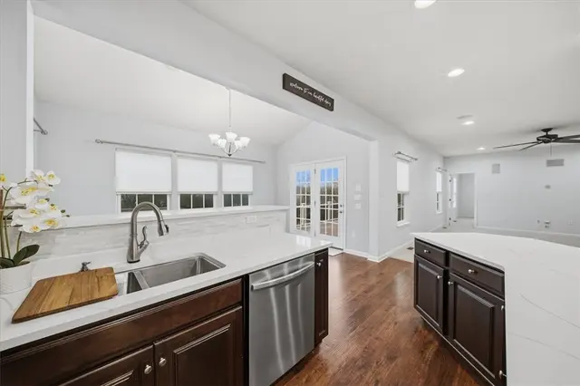 286 Buckingham Dr gallery image 4