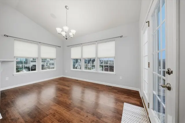 286 Buckingham Dr gallery image 13