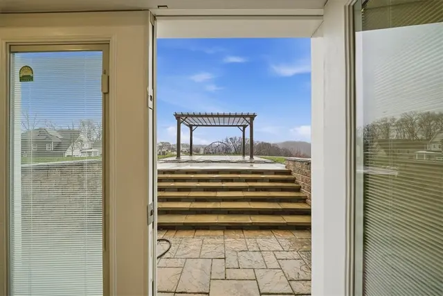286 Buckingham Dr gallery image 35