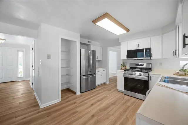 2903 Claridge Drive gallery image 12