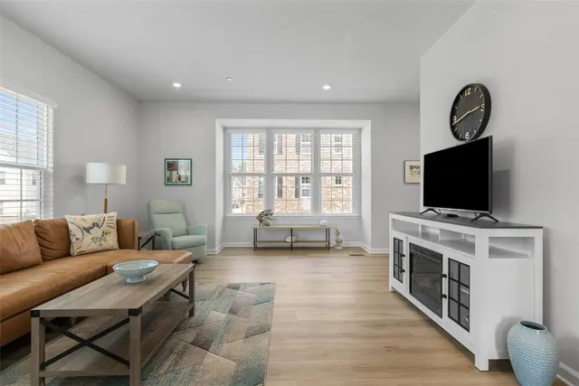 300 Abacot Way gallery image 5