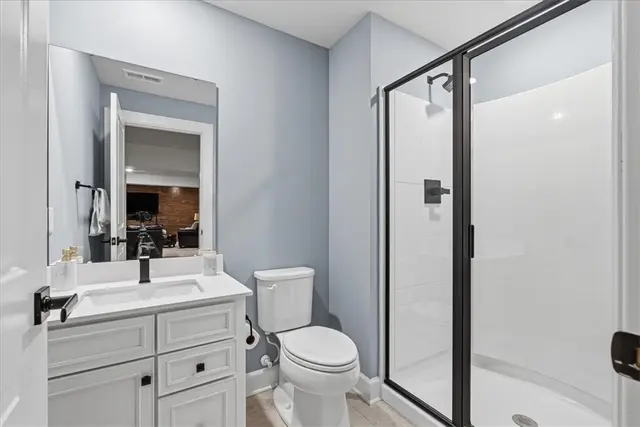300 Crest Ln gallery image 3