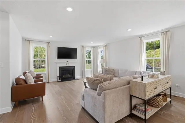 300 Crest Ln gallery image 4