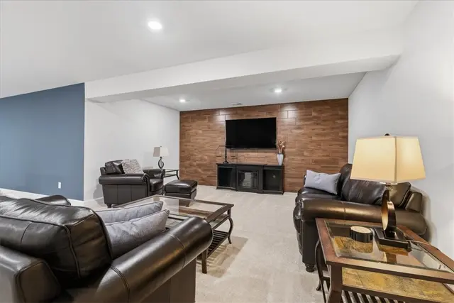 300 Crest Ln gallery image 6