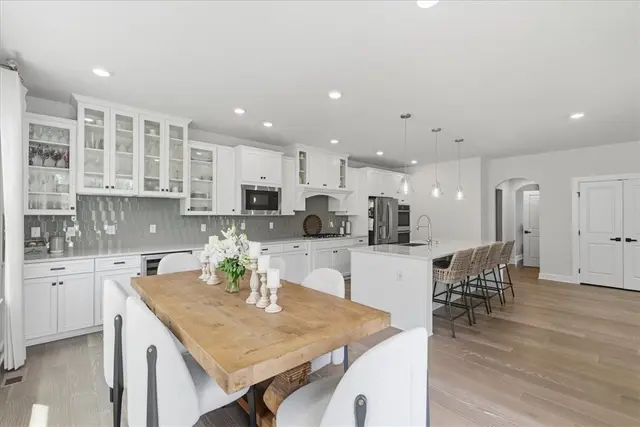 300 Crest Ln gallery image 8