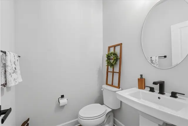 300 Crest Ln gallery image 10