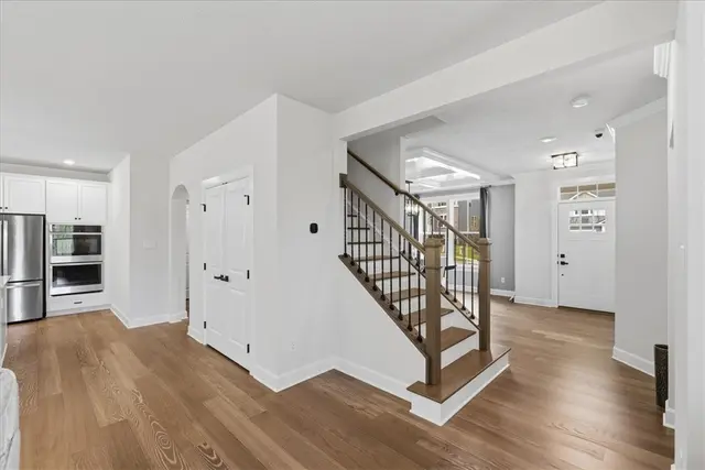 300 Crest Ln gallery image 17